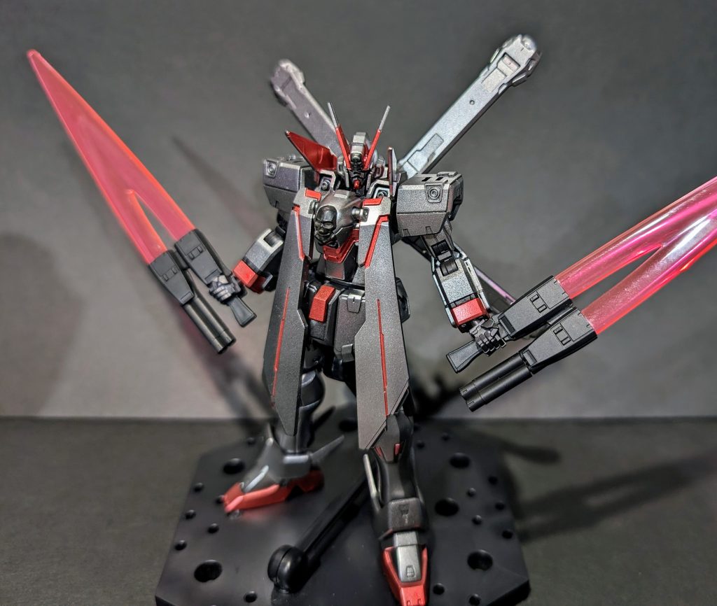 カラーはガイアノーツの黒サフ、ダークステンレスシルバー、プライマリーメタリックレッド、目の塗装はメタルイエローグリーンにクリアグリーン。今回はシールは貼らずにシンプルに、トップコートもなしにしましたので