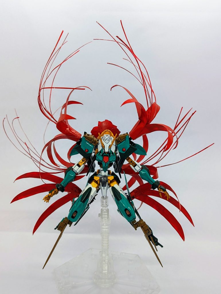 クラスターユニットを装備すると彼岸花の赤いドレスを身に纏ったようなスタイルになります両肩に1輪ずつバックパックのフラワードライブに2輪足には3枚ずつ花びらがついています