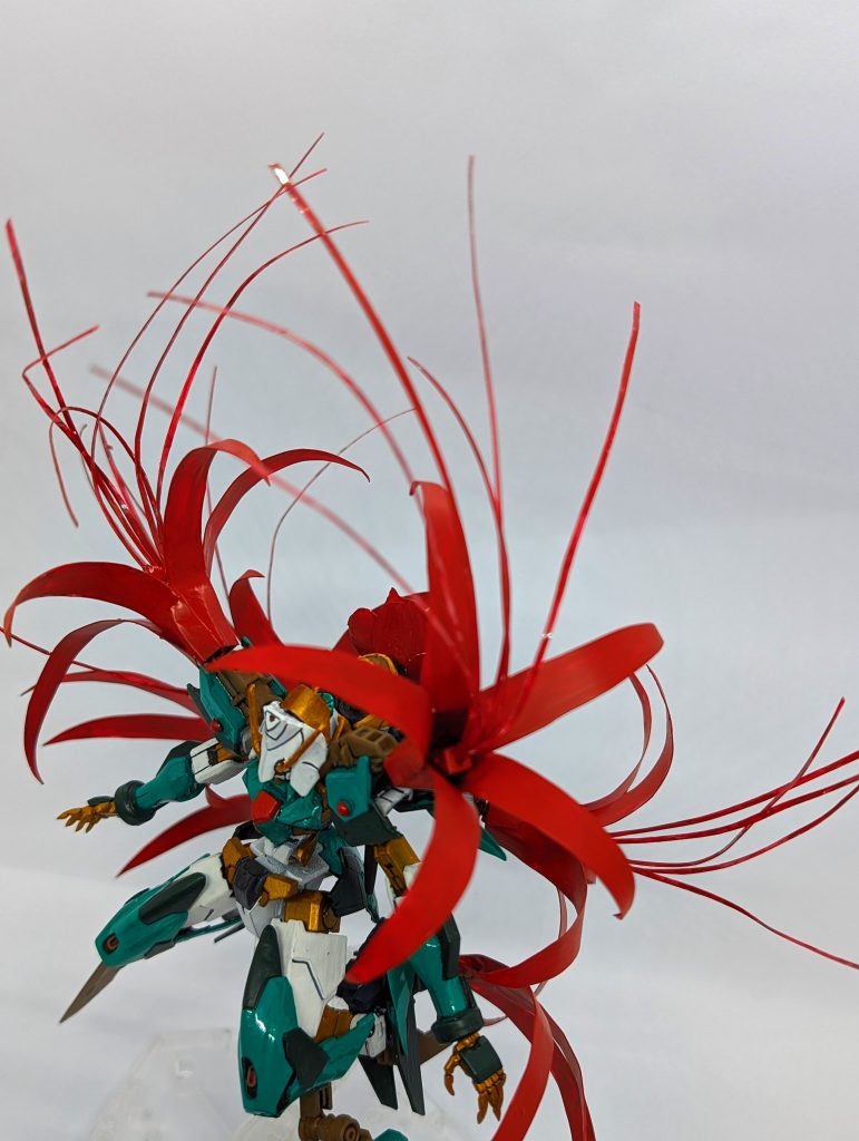 4輪の花からはおしべめしべが天に向かって伸びています