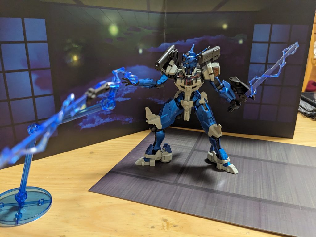 肩のキャノン、と手のひらかビーム武器なのか?