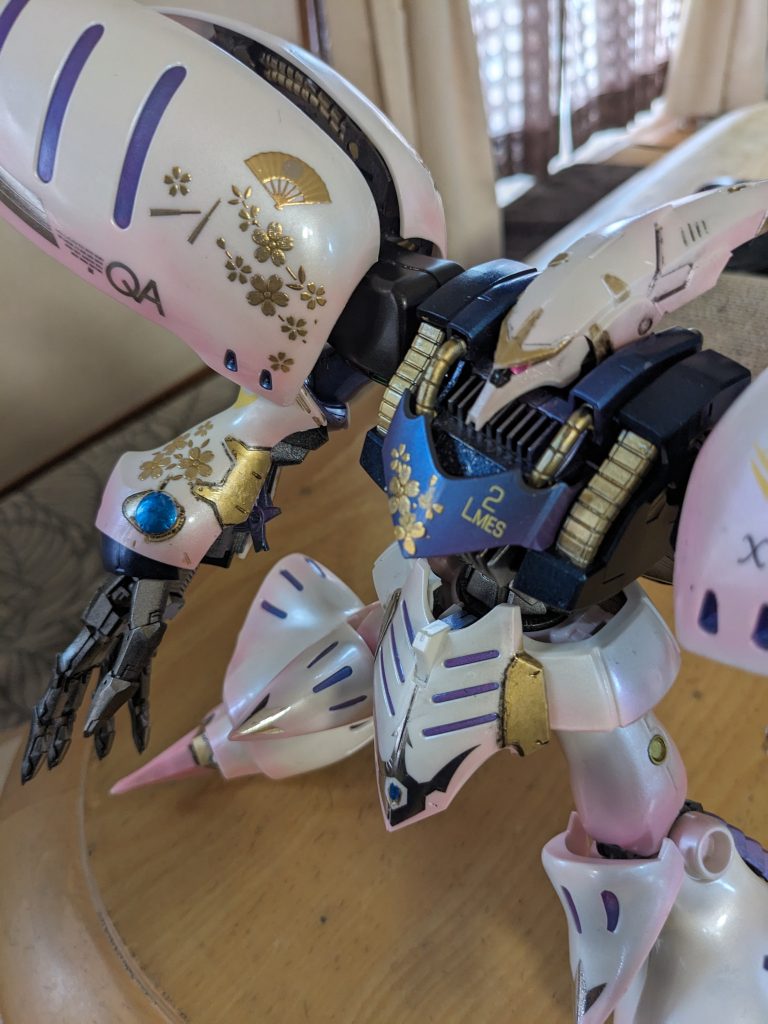 ピンクのグラデーション塗装をしています。