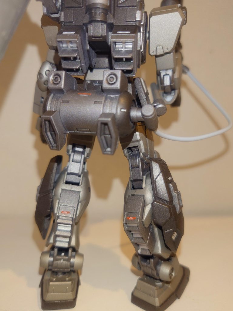 腰部に追加ジェネレーター兼冷却器を装備。（水星の魔女チュチュデミトレーナーから拝借）機動性向上のため脚部にスラスターを追加。さらに隠密性向上のためスラスターはノズルレスを採用。（下半身はブラックライダーから）