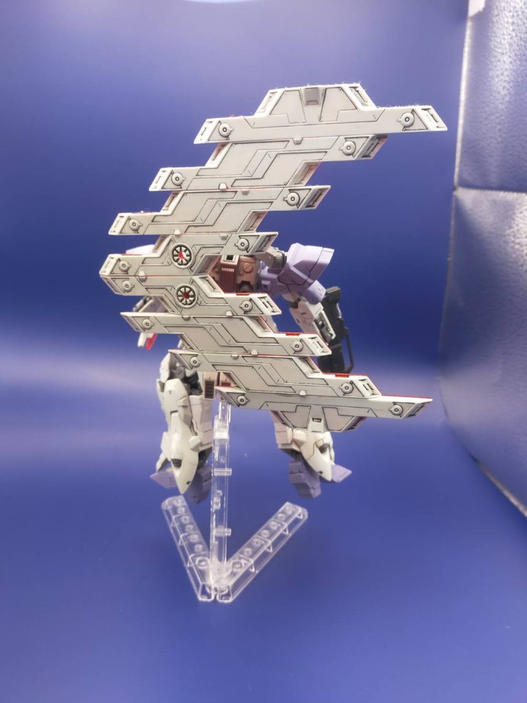 背面は、巨大な月のファンネル