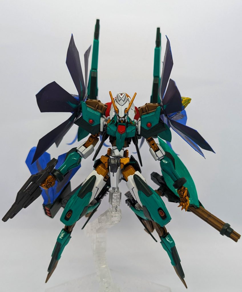 両肩にはクレマチスバックパックに長距離砲であるクレマチスバスター右下肢にミサイルランチャー左下肢に中距離用ガトリング近距離用にはコアガンダム用のライフルを装備しています