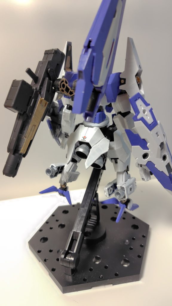 シールドとライフルを両腕へ新たに装備。元々のライフルは背後へと移動し、肩武器として使用する形に変更された