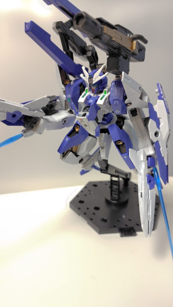 全武装展開状態。腕部ビームサーベルとライフルの同時使用により高機動かつ柔軟な戦闘を行う。