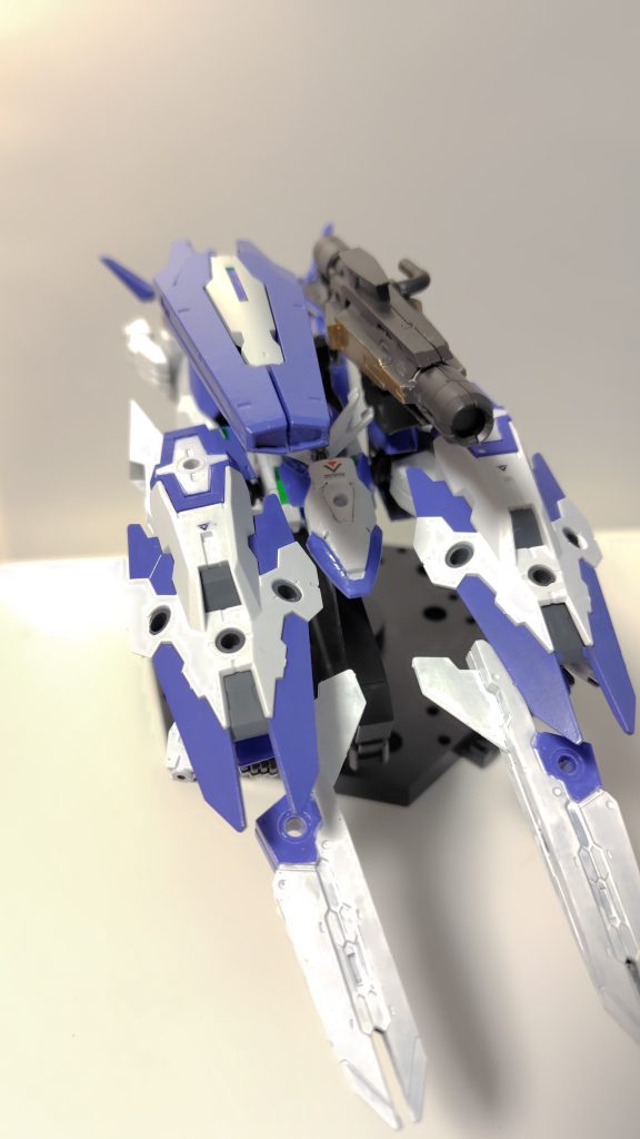 簡易的な変形による高速巡航形態。この状態でも全武装が使用可能であり、状況に応じて即座にMS形態と切り換えることができる。