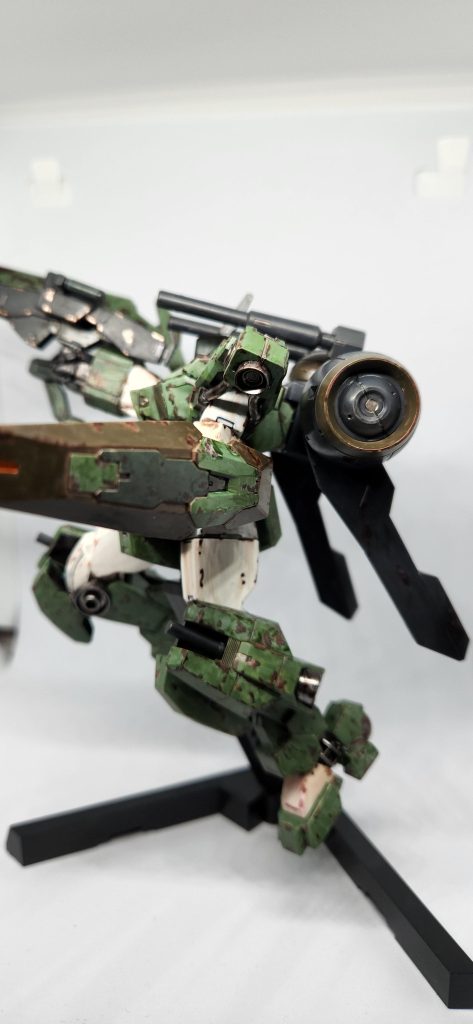 フェーズドアレイキャノンも盾もルブリスソーンの余りですw