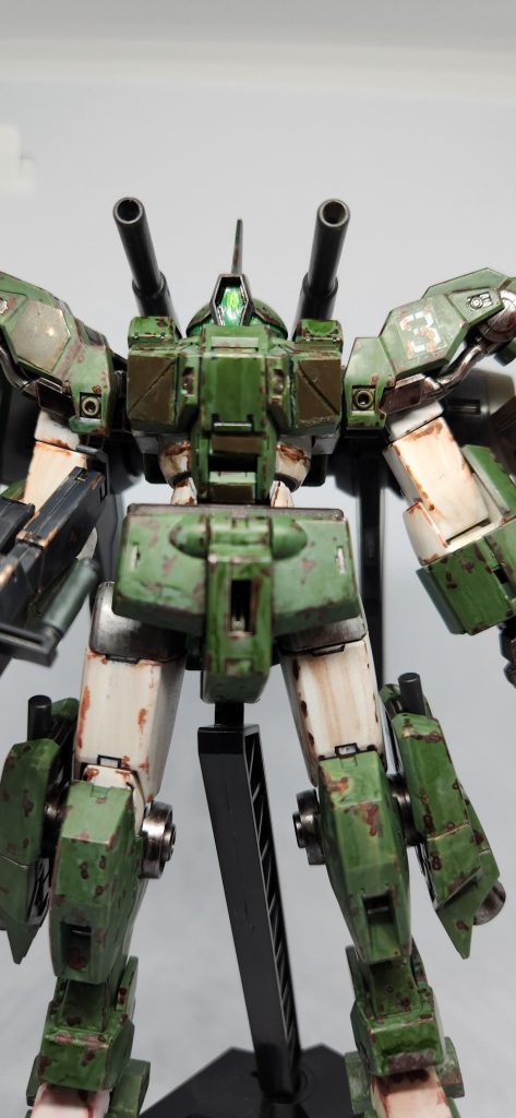 トニーの名は伊達じゃないってか?1から組み上げたのはマジで凄いが。「でも性能低いよね?」「ウグッ!」悪くは無いが再生品だから、元よりも性能落ちてんだよな。しかも、周りの団員の機体は試作機やら専用機やらワンオフの化け物ばっか。流石に見劣りするんよな。「さてさて、トニー君。そんな君に朗報だ」「ふえ?」 「じゃ、採算度外視の超高性能機、掘り出しますか!」