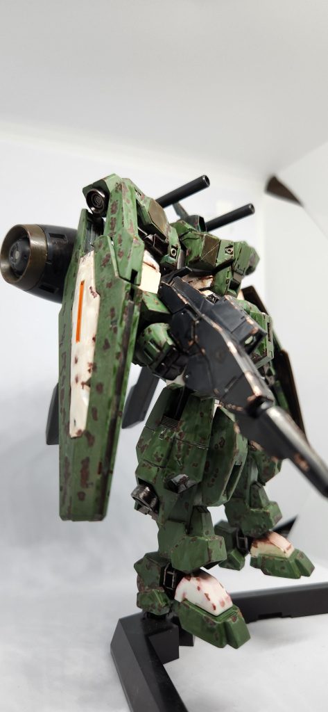 発掘後「おーし、そこのブースター引っ張り出してー。それ肩パーツだから」「マジっすか!ロケットのジャンクだと思ってたぜ……」「あー……切れた配線の頑丈な繋げ方どうやるんだったかな……」「あ、この複雑なヤツっすね?コレとコレが一緒だから、両方バラして絡ませて……」うお、すげー!切れてなかったみてーに繋がった!「後は軽くハンダ付けて……ビニテでぐるぐるーっと。出来たっす」「上手いな。機体丸ごと組んだだけはある」「アザッス!」トニー君、トニーの名に恥じない技術力!彼ならネタ教えるだけで作れんじゃね?ジェラルミンに入った鋼鉄スーツ。「後はシリンダー直したりして組み上げだな」「そこはなんとかしてみるっすよ。ついでにジーナさんから壊れかけの余剰パーツを貰ったんで直して使ってみるっす」