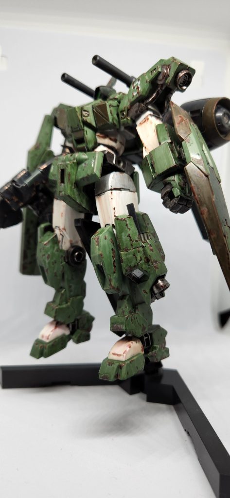 ジーナってのは別次元からきた美少女型ロボットのカスタム機に乗ってた奴だ。「それで…組み上げ終わったら機体名を決めないといけないっすよね?」「ん?あぁ、コイツはデミバ…」「グーテン・モルゲンっすね!」は?「いや……え?なんで?」「響きが良いっすから!」「意味わかって言ってる?」「知らねっすね!」「知らねえのかよ!でもなして?」「前に旧文明の書籍で響きが良かったんで!」トニー、後々見つけた機体全部挨拶とかになりそう。