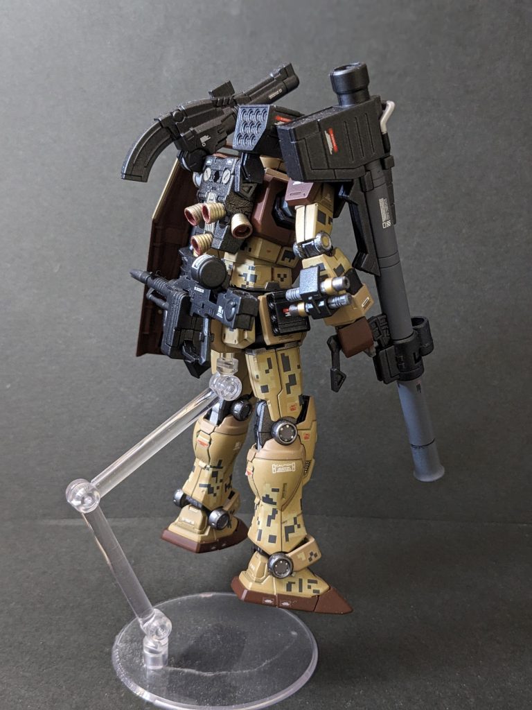 キット付属の武器を全載せしたくて右腕のダボ穴にビームサーベルラックそのまま搭載。実戦でどうやって取り出すかまでは考えてません。