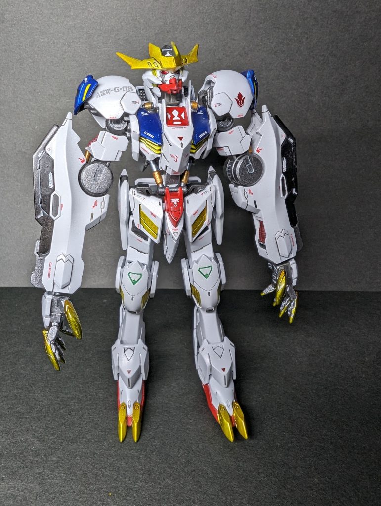 汚し前2下地はシルバーサフで白装甲はクールホワイト黄色部分はクリアーイエローでキャンディ塗装っぽくして先端には更にクリアーオレンジをサッと一吹きシリンダーやケーブルはシタデルカラーで筆塗り他の色分け部分はエナメル塗料で筆塗りしました。