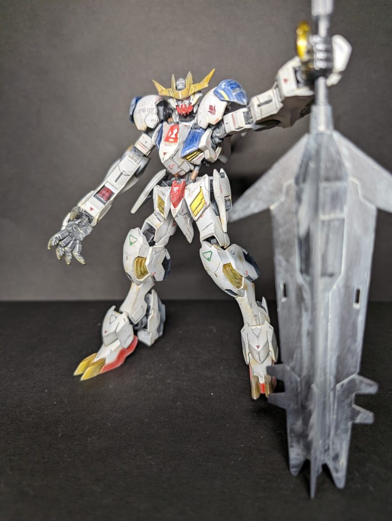 右手首のボールジョイントは塗装後に折れたので1mmの真鍮線で接続しているので右手にはメイス持てません。