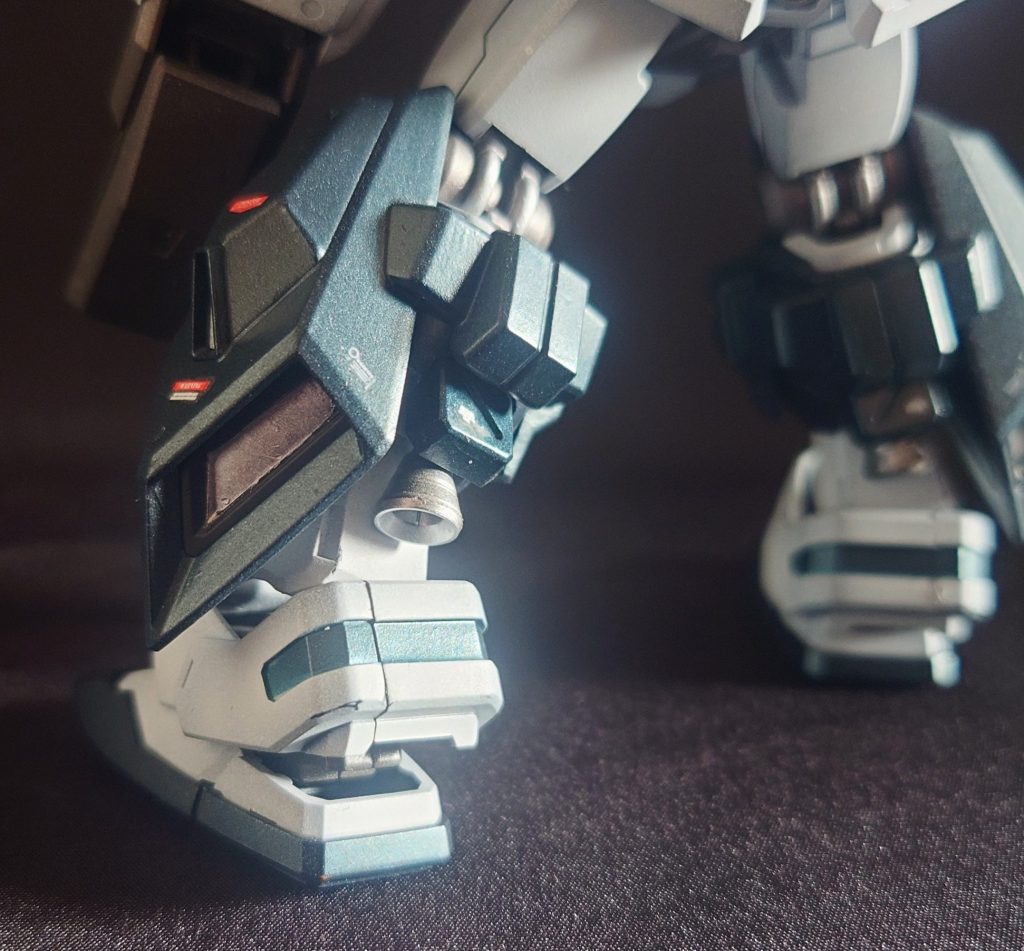 脚部の後ろにバーニアを増設してます。