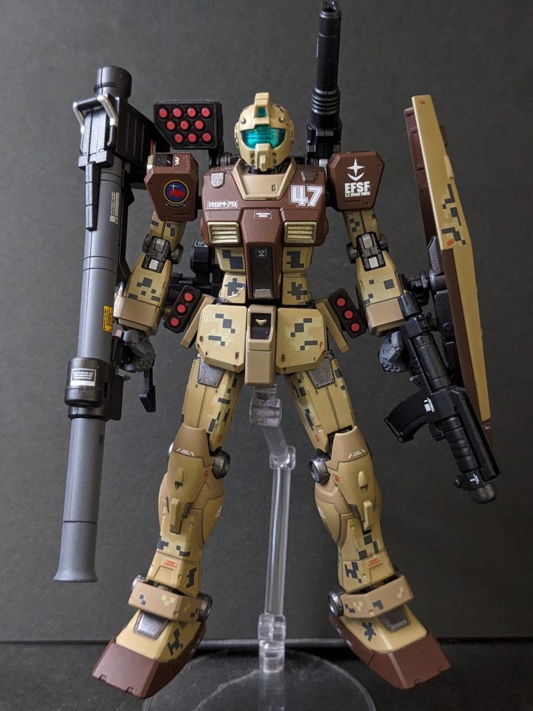 HGとRGの中間くらいのボリュームとパーツの細かさ。老眼泣かせの機体。床に落とした細かいパーツ探すため何日も制作中断することがありました。