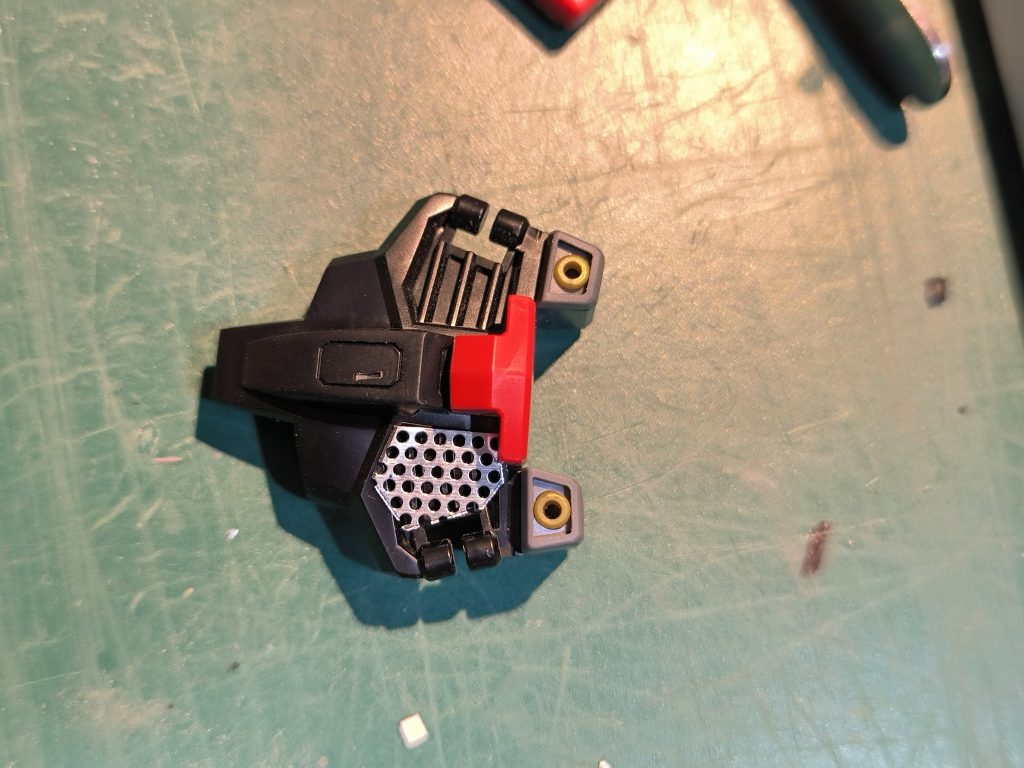 今回の一番やりたかったポイントです。キットの解釈はしっくり来ませんでした。アルミパンチ穴シートを切り出して貼り付けただけですが、思っていた射出口になったので満足です。 最後まで閲覧ありがとうございました。