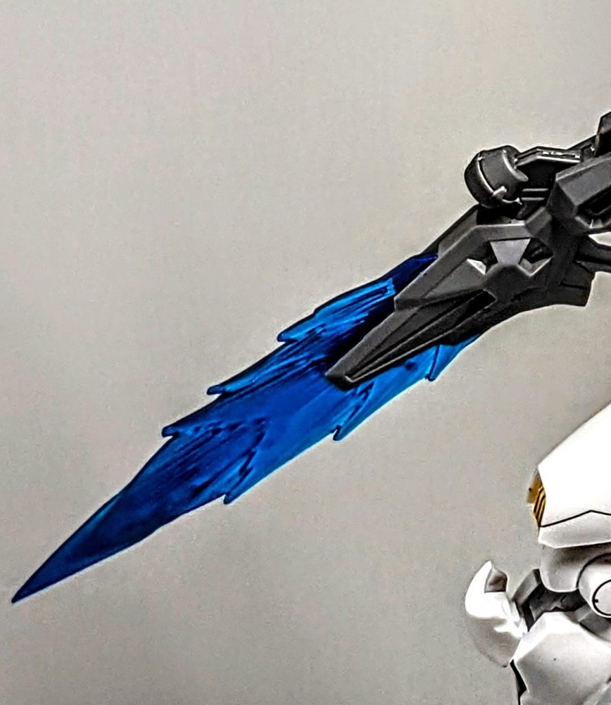 同キッドのクリアーのランナータグを使い。ビームエフェクトを約1.5cm延長しました。接続に、瞬間接着剤と瞬間接着パテを使用。その後、塗装しました。