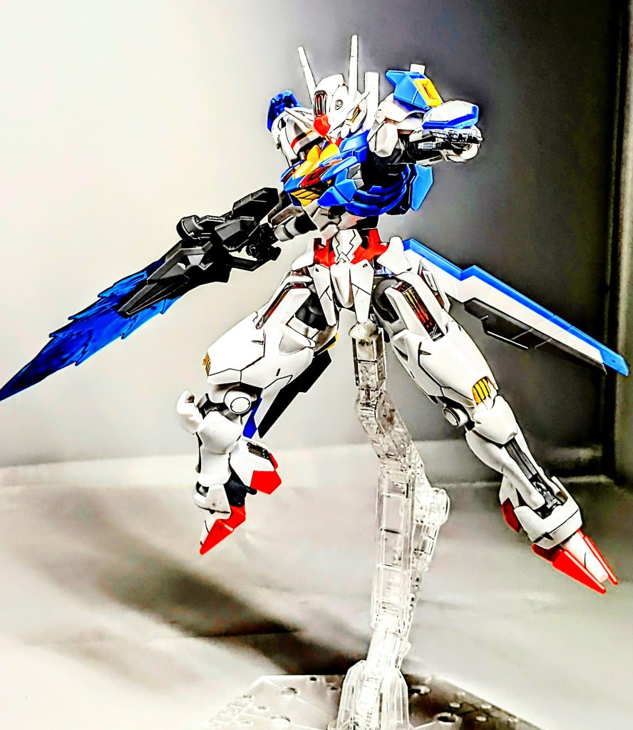 右手をトリガーに指がかかる様に。左手を平手に改修しました。