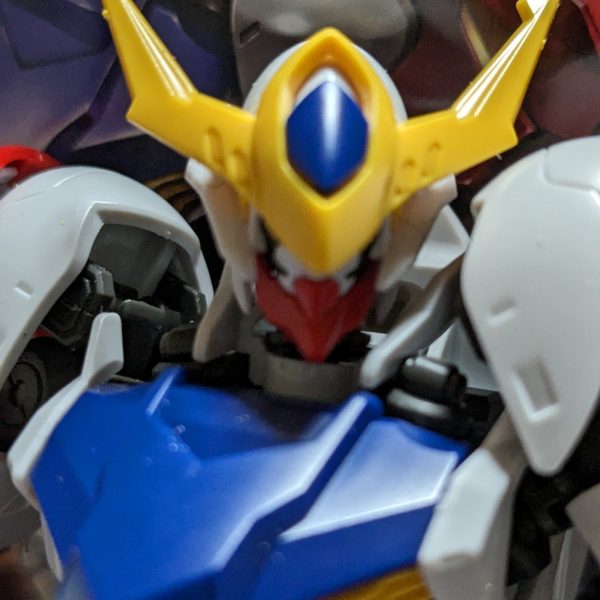 制作途中のガンプラが、20以上になっちゃった。スサノオとドムトルーパーの改造をしていたが、飽きてしまい今度は、タンスの肥やしになっていたガンダムバルバトスルプスに手を付ける。オルフェンズ系のガンプラは、まともに作った事が無いですが、出来の良いガンプラだと思います・・・が劇中と比べると？。個人的に、気になる所があります。その辺りを改修？改造したいと思います。頭(角を気持ち大きくツンツンしたいかなぁ〜？全体的に気持ちカクカクさせたい)、個体差なのか二の腕と肩関節の所がユルユルですぐに抜ける、肩辺りのシリンダー、両手の目立つ合わせ目、平手がないため作るしか無いかなぁ〜？、フロントアーマーの黄色の所のチョットした隙間が、気になる、お腹を少し延長しょうかなぁ〜？、かかとの隙間を塞がないとね。と言う感じです。 （2枚目）