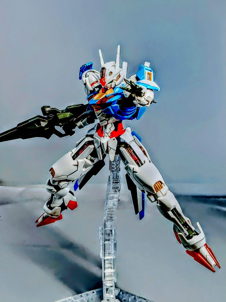 コメントに、あったのでポーズを変えたけどやっぱり似た様なポーズになっちゃうなぁ〜。  改修じたいは、昨年の年末からチョコチョコやっていたけど、飽きて放置していたのをコメントにあったのとギャンシュトロームの現物が、眼の前にあるのに購入抽選に落ちて、買えなかった悔しい気持ちを忘れる為。エアリアルを急遽改修しました。 ※追記　現在。HG バルバトスルプスの胴体を改造しています。 