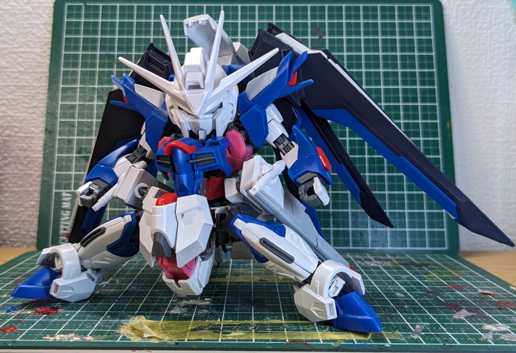 塗装前の状態です。腰のレールガンをリアアーマーにつないだアームで接続するようにしたおかげで、デフォルメ体型ですが、ポーズを付けやすくなりました。