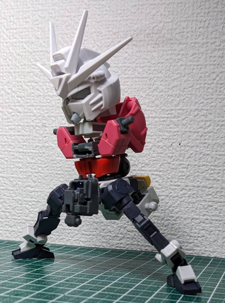 SDイージスガンダムとHGコアガンダムを使用して、フレームから作り始めました。この時点では変形機構の構想は固まっていませんでした。