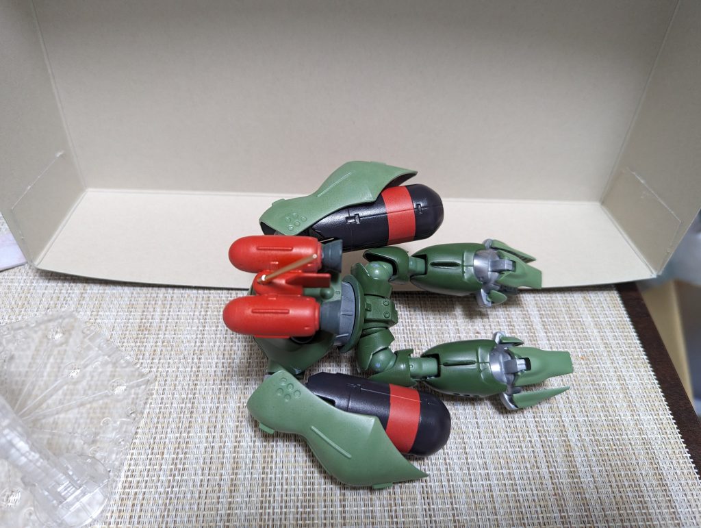 潜航形態（後ろから）スタンドがないので寝かせてみました 