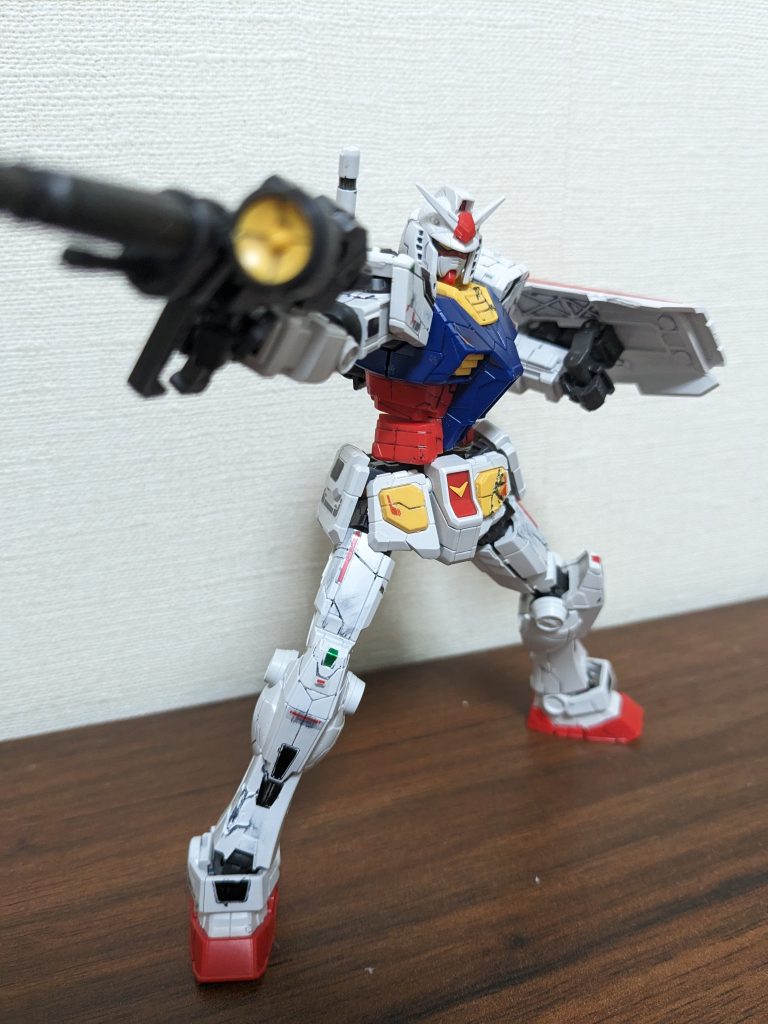 ポージング。最近のキットの一つに入ると思いますしプロポーションも良いのでよく動いてくれます。 工夫点ニッパーを使って傷を表現しました。正直シールドを割るのは気が少しだけ引けてました笑 結果的にすごくいい仕上がりになってます。