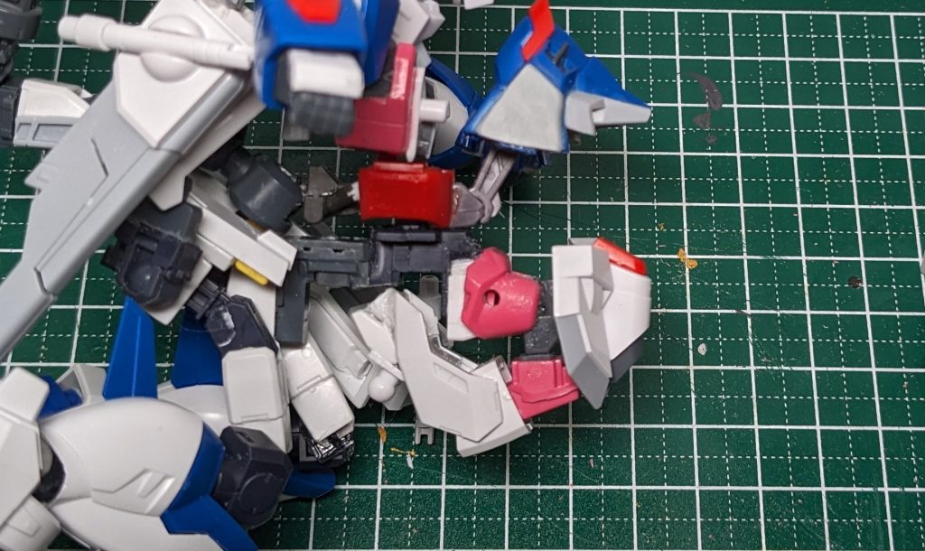 変形機構が定まってきたので、手持ちのパーツを使用して、あちこち動くように作っています。