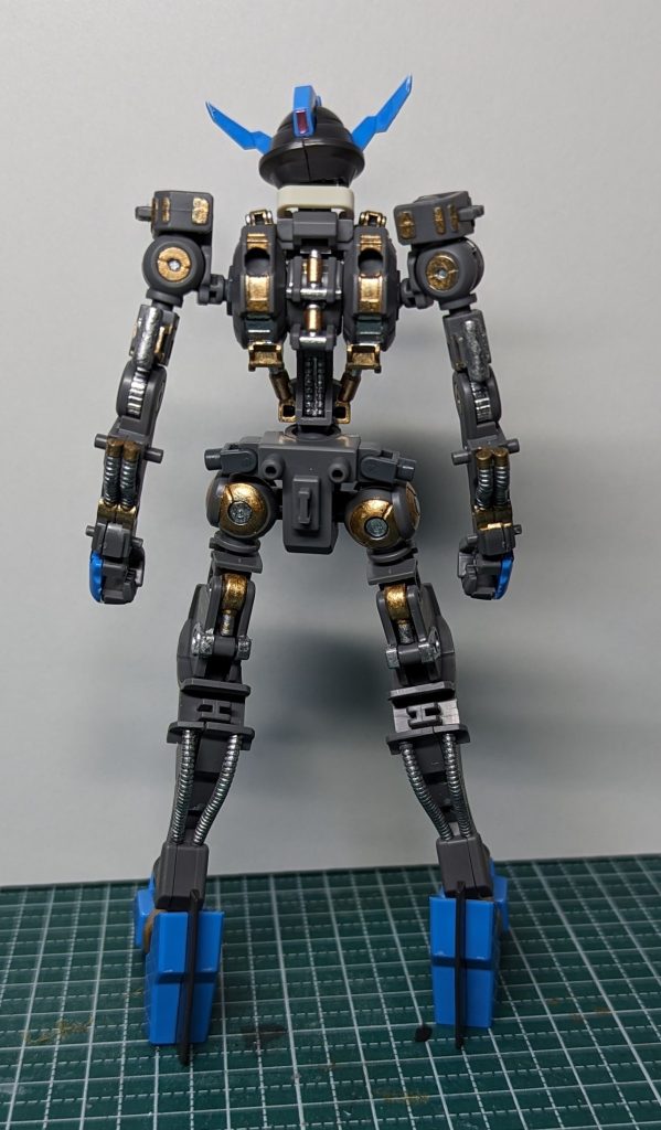 ガンダムフレームといえばこのフレームなのでしっかり筆塗りで色分けしましたガンダムフレームは塗り分けると完成度がぐっと上がるので簡単にできておすすめです！チラ見えするフレームが美しい