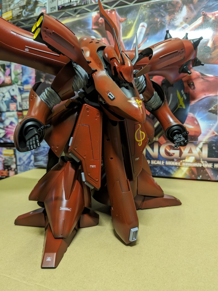 デカすぎてポージングしても入らない