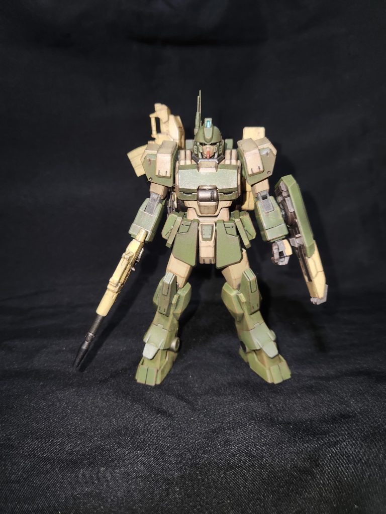 正面です。グリーン系とサンドイエロー系で塗り分けてミリタリーな雰囲気に。頭部は一緒に入っている『Ez-8』の物を使用、アンテナは0.5ミリ真鍮線で作り直してます。