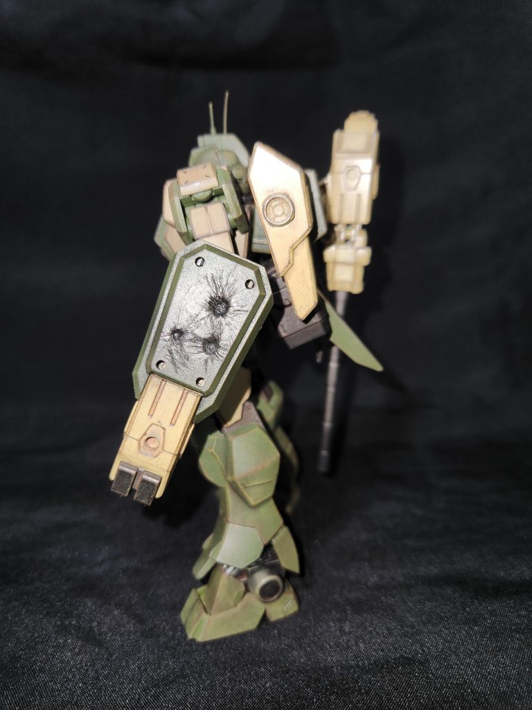 シールドには被弾跡(下手くそですが)、シールド下部は腕に付ける本来追加装甲のようなパーツを加工して使ってます。