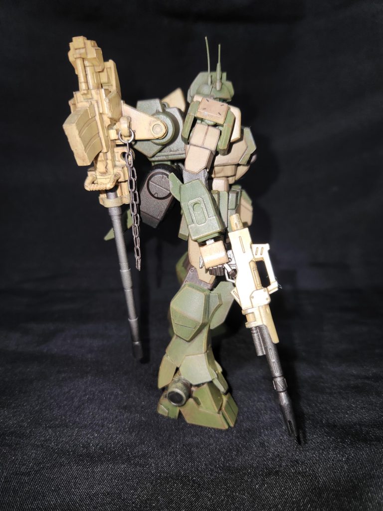 キャノン砲とマウント部はチェーンで連結、チェーンと丸い輪っかはダイソーのアクセサリー製作用のパーツです。ビームライフルもスコープを取り外し、キャリーハンドル状のパーツに換えました。キャノン砲とビームライフル先端はパステル(黒)で煤けた感じに汚してみました。