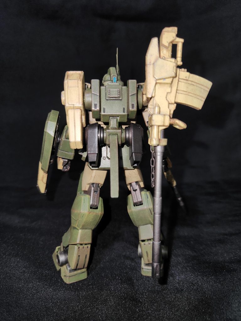 大型のキャノン砲は背中にマウント、マウントの受け部分にも腕の追加装甲のパーツを仕様しました。ビルドシリーズのキット、流用利くパーツたくさん入っててお得感ありますよね☆