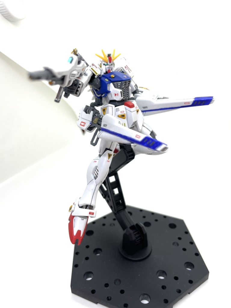 部分筆塗り→デカシール→つや消しスプレー→ゴールド、メッキシルバーのアクセントてす！