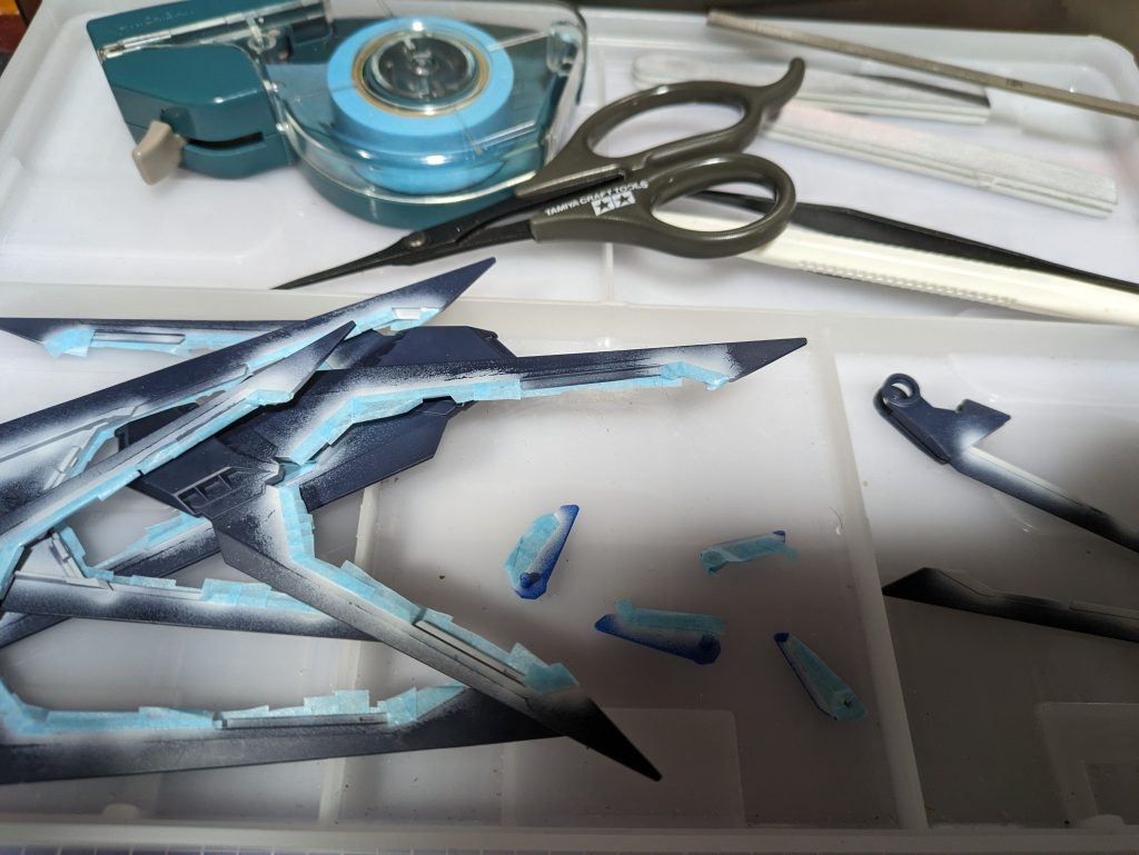 今回のマスキング作業。最初に白色を塗ってからそこをマスキングする形にしてみました。最初は面倒と思ってましたが途中から楽しくなりましたｗ