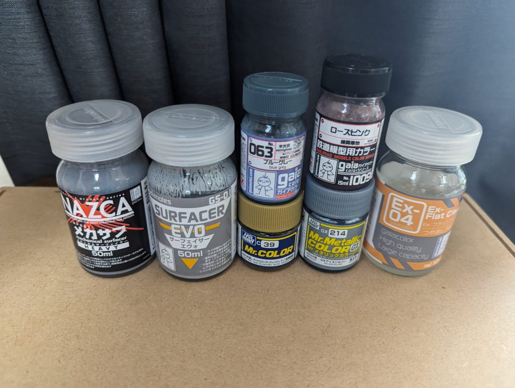 使用した塗料黄色　クレオスダークイエローピンク　ガイアカラー鉄道模型カラーローズピンク腕、バックパックのシルバー　アイスシルバーバックパック本体の暗色　ガイアカラーブルーグレー本体グレー、ライフル　ガイアカラーメカサフヘヴィ基本サフ　ガイアカラーエヴォグレー仕上げ　ガイアカラーexフラットクリアー