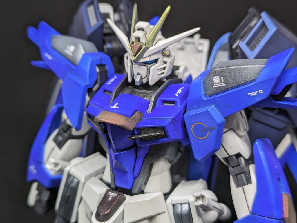 改めてイケメン顔です。彫りが深いのでスミ入れが映えます。それにしても、肩といい首回りと言い、よく動いてくれます。壊れそうで怖いぐらいに。 