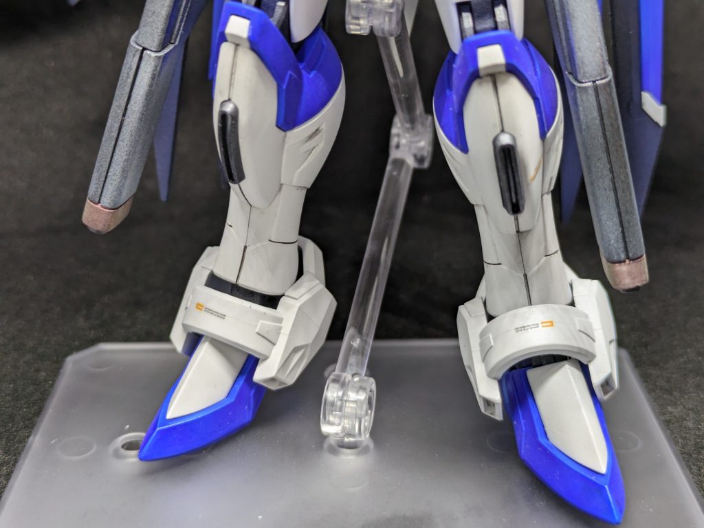 脚部割と細い上に足も小さ目なのでスタンド無しのポージングは難しいかも