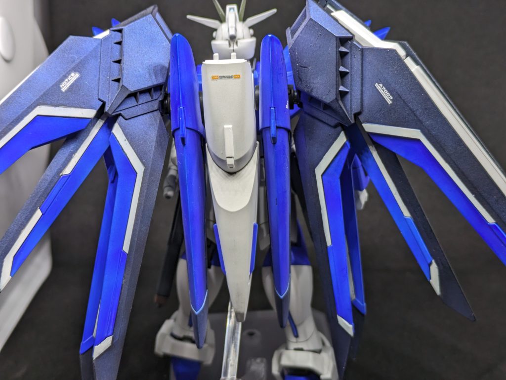 バックパック今回はちゃんと変形用のパーツはくっつけてませんｗ羽根の白線は本来はシールでしたが塗るために塗り分けはちょっとサボったために部分的に青いです。結構こう塗ってる人も多いようなのでまあいいかなーとｗ