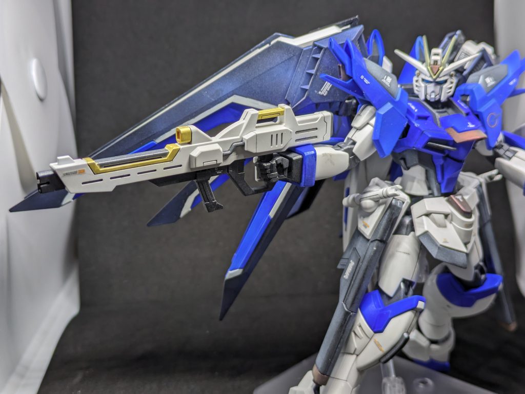 基本的にイモータルジャスティスと全く同じライフルです。なので一部カラーリングを変更。しかし、強敵相手だと大抵すぐに真っ二つに斬られてるイメージが。