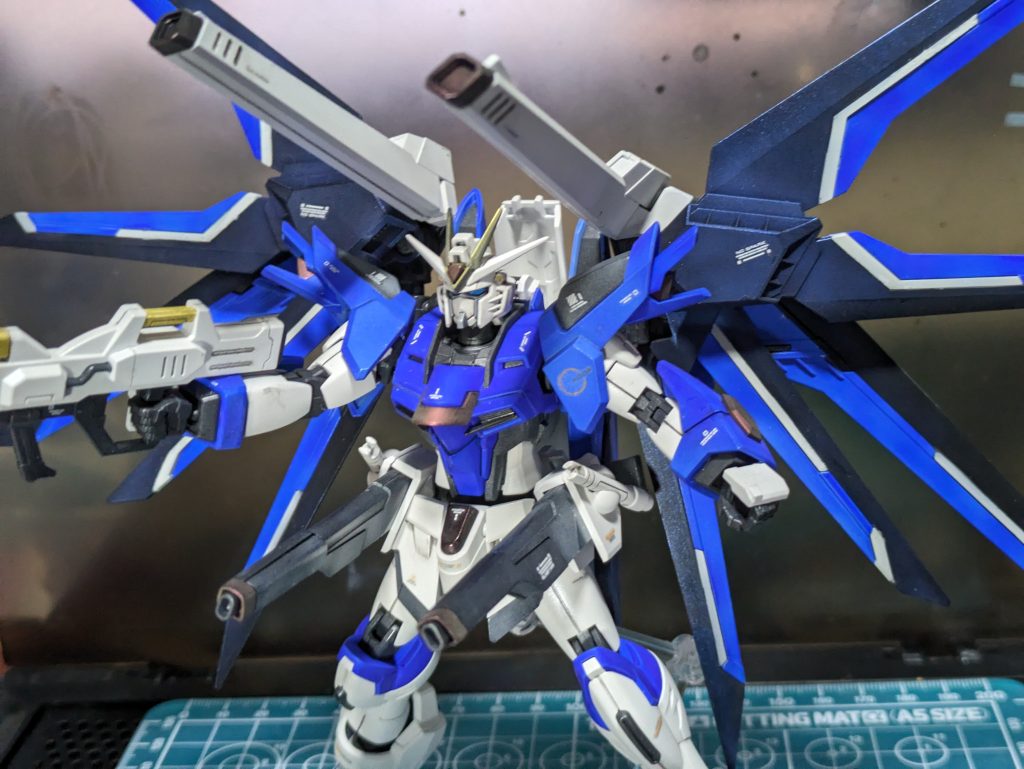 そしてフルバースト。これがあるからこそフリーダムと言っても過言ではないような気がします。作中では即座にカッコよく発射してますがプラモでこの形態にするにはかなりの労力が必要な上、パーツ同士の干渉で塗装が剥げる剥げるｗある意味撃つたびに命を削ってるようなものかもしれませんｗ