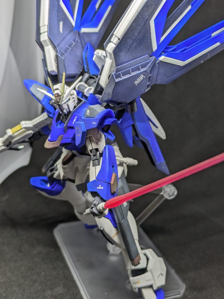 ちょっと説明書の写真のように取らせてみましたが難しいうえ白化が目立ったので没にしたサーベルポーズですがせっかくだから載せておきます。光源は本当に大事ｗ