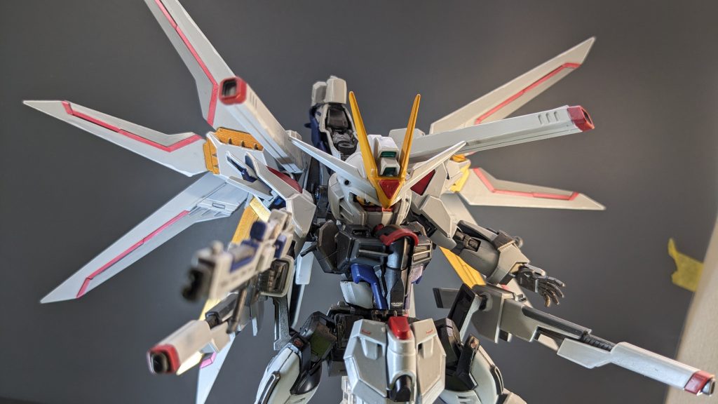 分かりにくいですが、目には瞳を入れています。瞳は黒いビニールテープで作っているため、目線や表情を変更することが可能です。