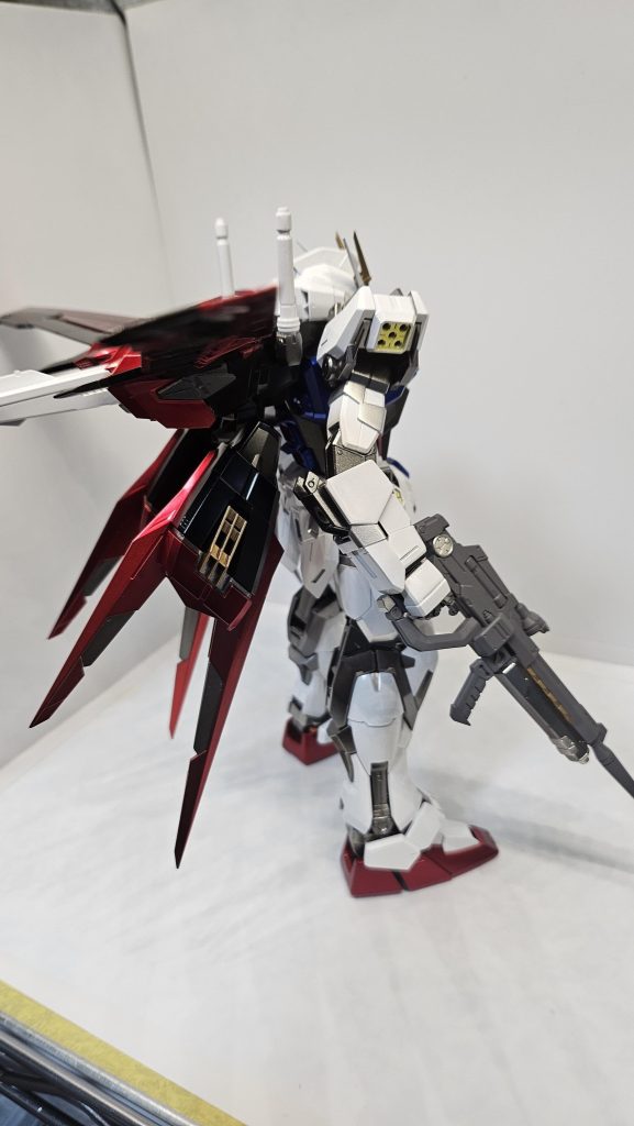 右側メタルビルドを参考に、ビームライフルを一部塗り分けしました、