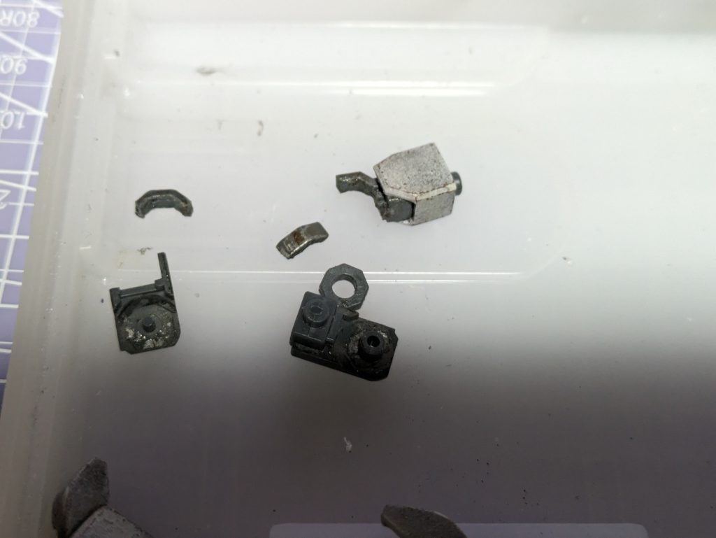 まあ、今回は原作リスペクトの隻腕になったのはウェザリングカラーウォッシングが原因だったりしますwご丁寧に左腕がエナメルのお陰で音もなく割れましたwこれも天啓かと急遽方向性をこちらに変更しましたwまあこういうのもガンプラの楽しみかもしれません。ぜひ皆様もウェザリングをしてみましょう!そしてやり方を紹介してくれた「tamama」さんと視聴してくれた人たちに多大な感謝を!有難う御座いました!
