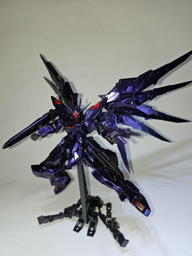 食玩であすごりながらこの完成度にとても気に入りました！塗装はガイアノーツのアルティメットブラックを下地にMr.クリアカラーのアメジストパープルを上から塗りました。