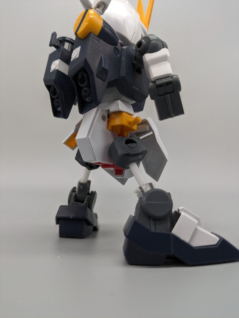 リアスカートは一体成型で、モロにスネのバーニアと干渉するので一旦切り離して磁石接続に変えてます。